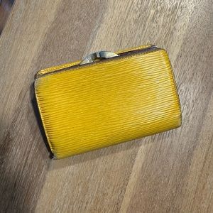 Louis Vuitton epi kiss lock wallet